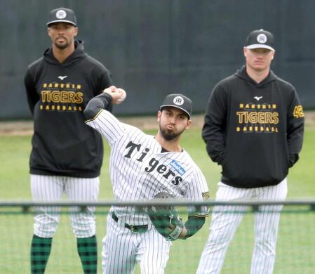 　デュプランティエ（左）、ネルソン（右）が見守る中、投球練習をするゲラ