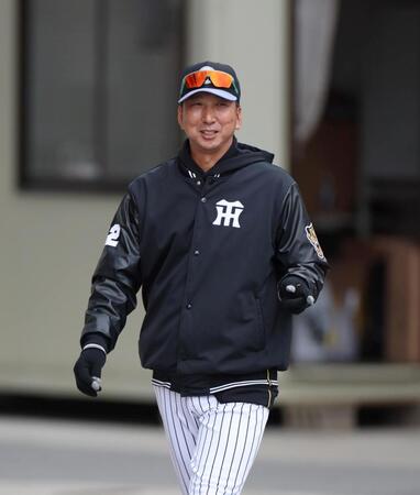 　グラウンドに向かう藤川監督（撮影・北村雅宏）