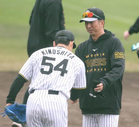 　シート打撃、登板後に木下（左）をねぎらう藤川監督（撮影・中田匡峻）