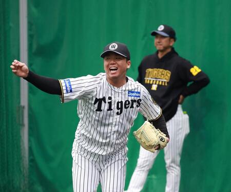 　藤川監督の前で投球する村上＝１３日