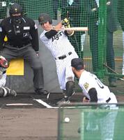 　ゲラにバットをへし折られる井坪（撮影・飯室逸平）