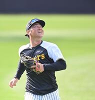 　特守でハツラツと白球を追う井坪（撮影・飯室逸平）