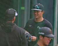 　グローブを手にする森下（右）は藤川監督と話す（撮影・中田匡峻）