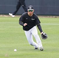 　打撃練習の打球を処理する森下（撮影・中田匡峻）