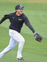 　ライトでフリー打撃の打球を追う森下（撮影・飯室逸平）