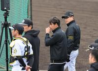 　ケース打撃をケージ裏から見る平田２軍監督（右端）＝撮影・西田忠信