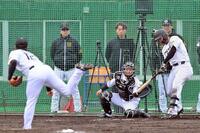 　ケース打撃を見守る平田２軍監督（左から２人目）＝撮影・西田忠信