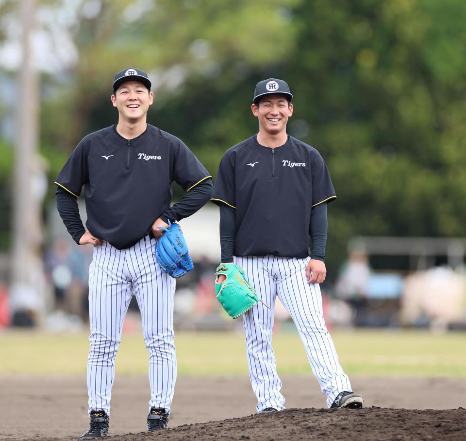 　投内連係で笑顔を見せる木下と伊原（右）＝撮影・北村雅宏
