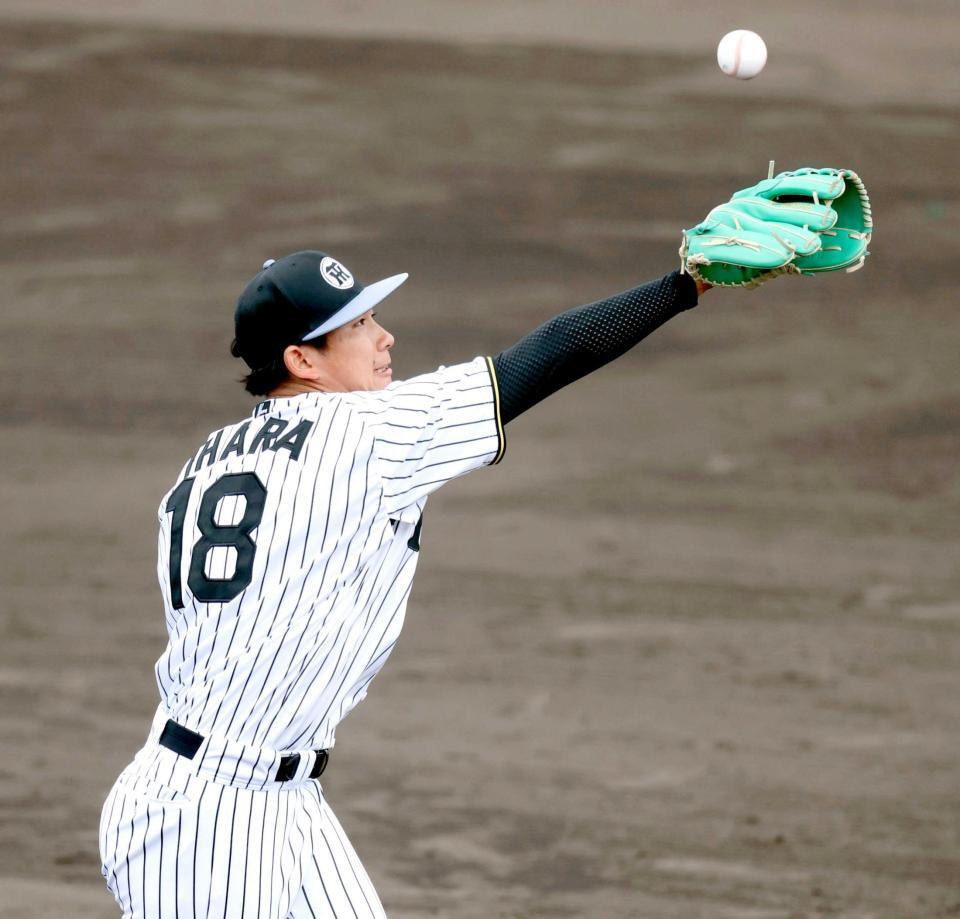 　打球にグラブを出す伊原（撮影・中田匡峻）