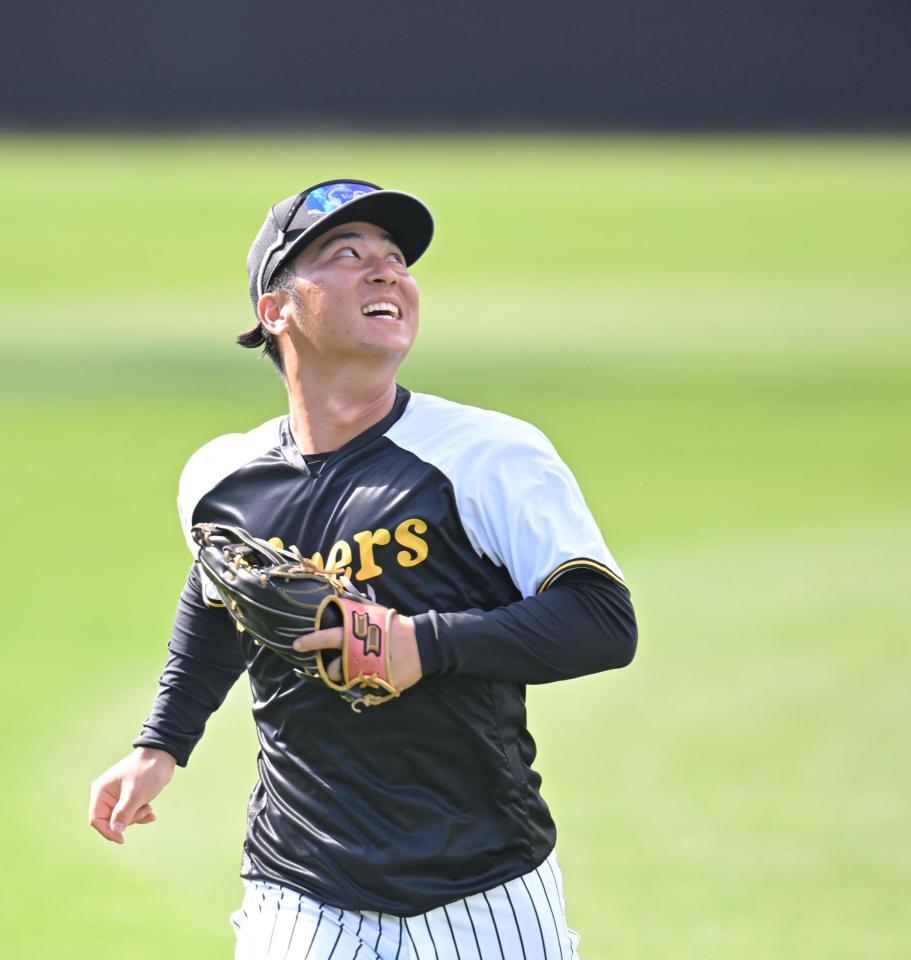 　特守でハツラツと白球を追う井坪（撮影・飯室逸平）