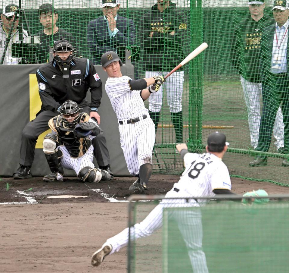 　ライブＢＰで伊原（手前）から快音を響かせる井坪（撮影・飯室逸平）