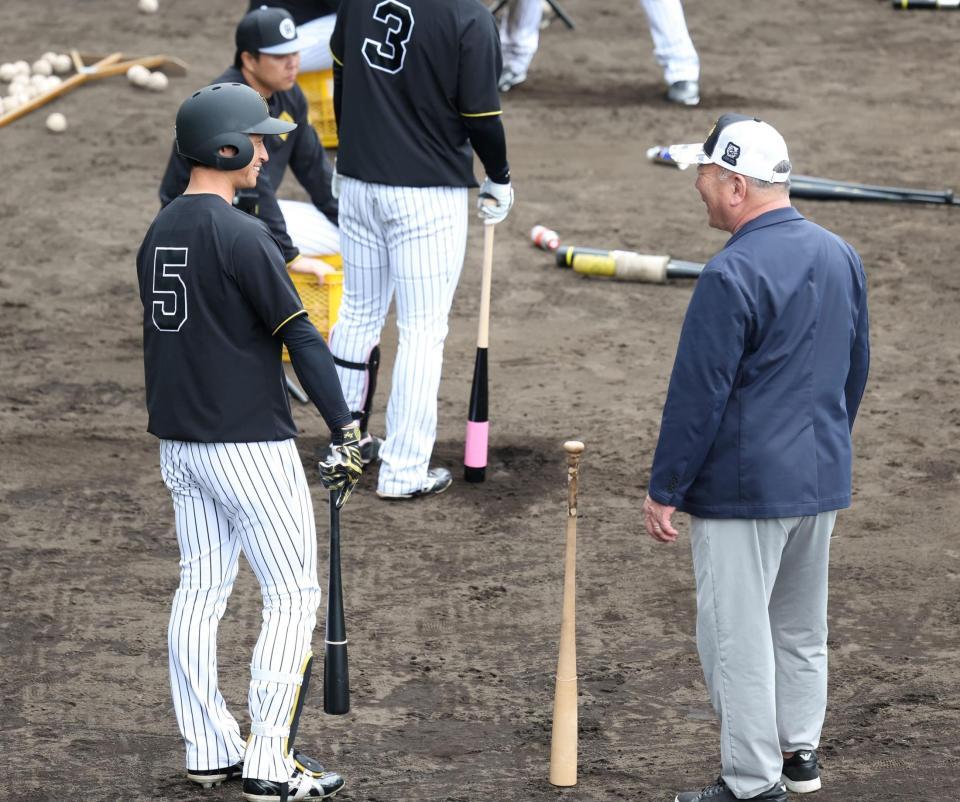 　高木豊氏（右）と話す近本（撮影・中田匡峻）
