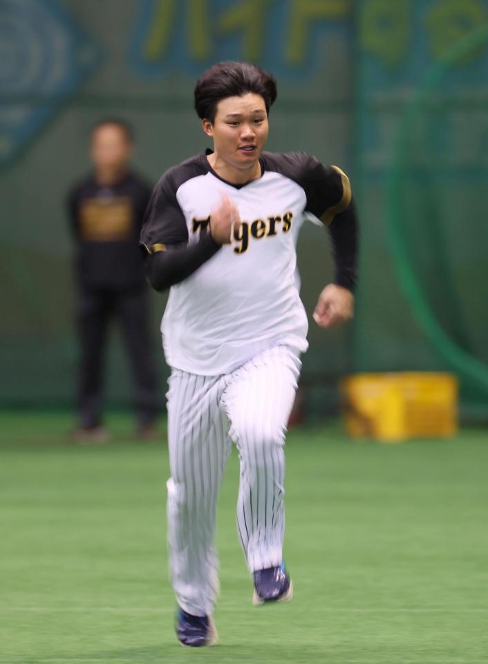 　ダッシュする森下（撮影・北村雅宏）