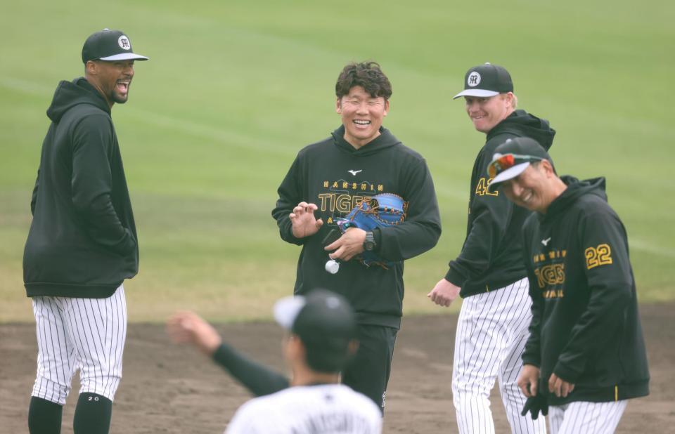 　藤川監督（右端）と談笑する（左から）デュプランティエ、藤本通訳、ネルソン（撮影・中田匡峻）