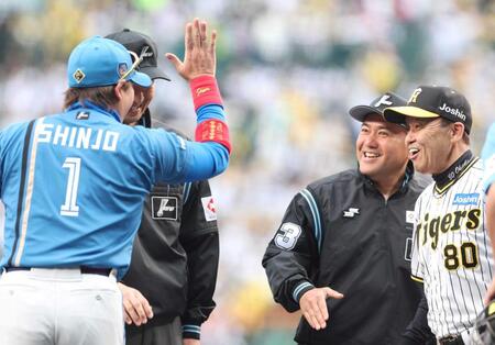 　新庄監督（左）とメンバー表交換を行った岡田監督（右端）＝２０２４年