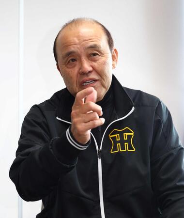 　新庄監督と対談する岡田オーナー付顧問（撮影・山口登）