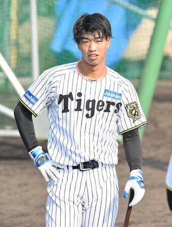 　１７日、打撃練習する百崎（撮影・西田忠信）