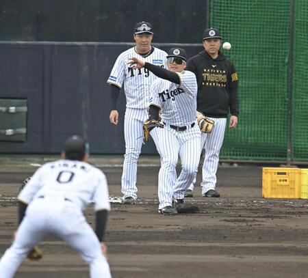 　一塁で守備練習する前川