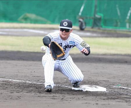 　一塁でノックを受ける前川（撮影・中田匡峻）