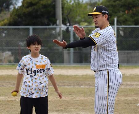 　投げ方を教える秋山ＢＡ（右）