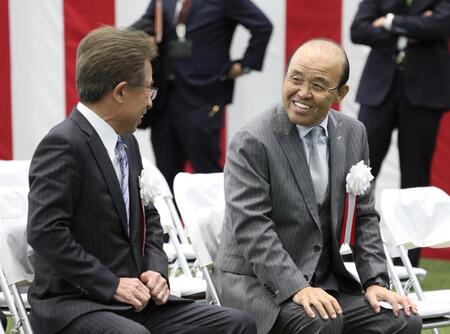 　ファーム施設の竣工式に出席し、粟井球団社長（左）と談笑する岡田オーナー付顧問（撮影・立川洋一郎）