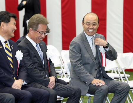 　ファーム施設竣工式に出席し、粟井球団社長（中央）と談笑する岡田彰布オーナー付顧問（右）＝撮影・立川洋一郎