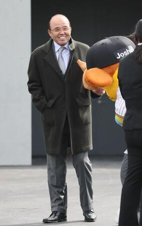 　オープニングセレモニーへ向かう岡田オーナー付顧問（撮影・立川洋一郎）