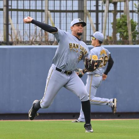 　３回、進藤の左前打を処理するヘルナンデス（撮影・西田忠信）