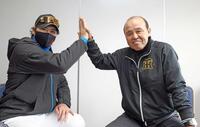 　ハイタッチする日本ハム・新庄監督（左）と岡田オーナー付顧問（撮影・山口登）