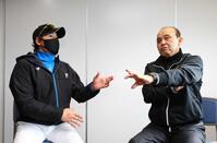 　日本ハム・新庄監督（左）と対談する岡田オーナー付顧問（撮影・山口登）