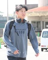 　練習を終え、引き揚げる及川（撮影・飯室逸平）