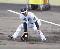 　一塁でノックを受ける前川（撮影・中田匡峻）