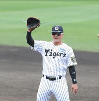 　一塁でノックを受ける前川（撮影・中田匡峻）