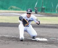 　一塁でノックを受ける前川（撮影・中田匡峻）