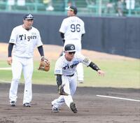 　大山（左）と一塁でノックを受ける前川（撮影・中田匡峻）