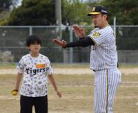 　投げ方を教える秋山ＢＡ（右）