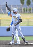 　８回、コンスエグラは左線に勝ち越しの適時二塁打を放つ（撮影・佐藤厚）