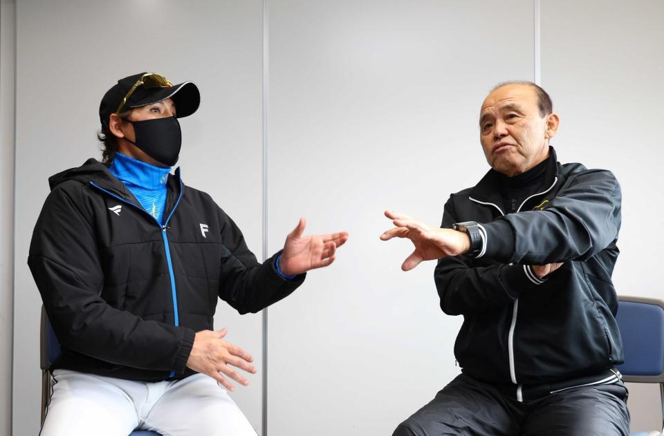 　日本ハム・新庄監督（左）と対談する岡田オーナー付顧問（撮影・山口登）