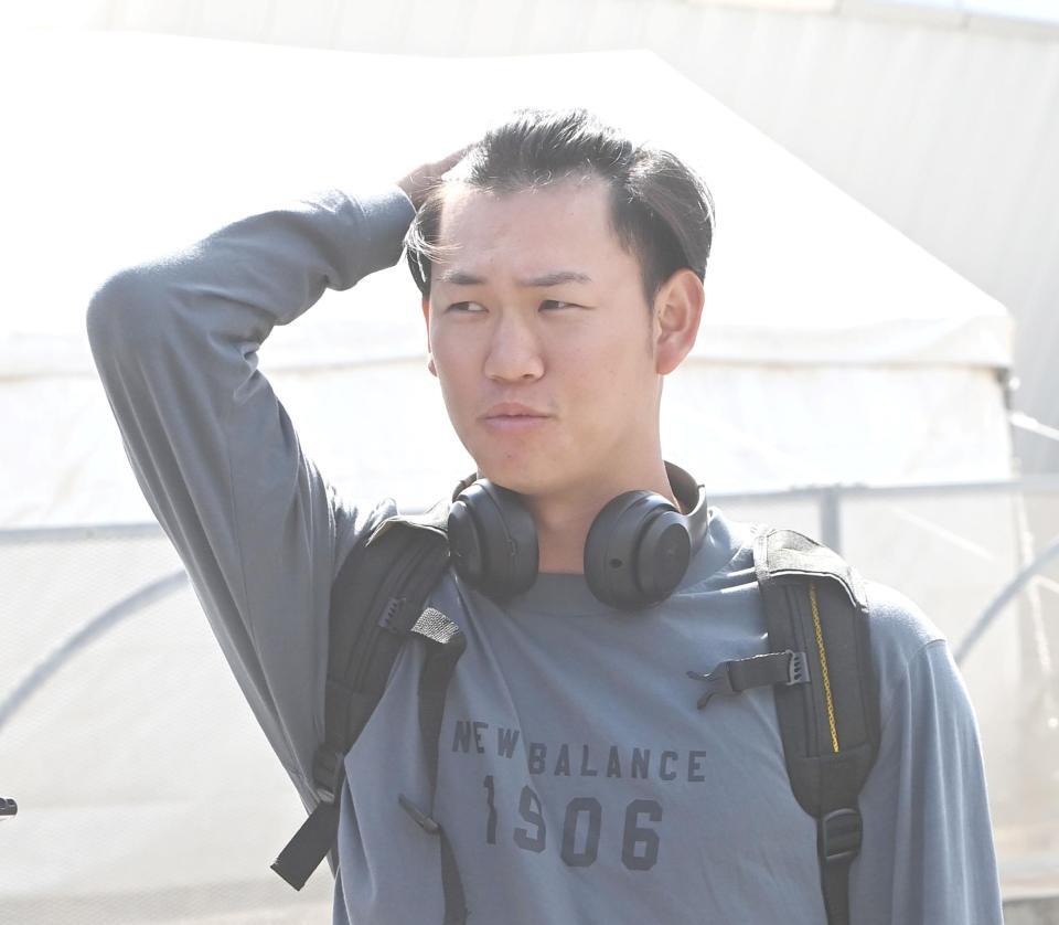 　練習後、取材に応じる及川（撮影・飯室逸平）