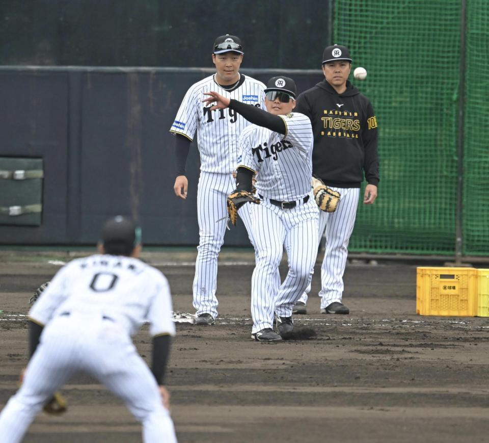 　一塁で守備練習する前川