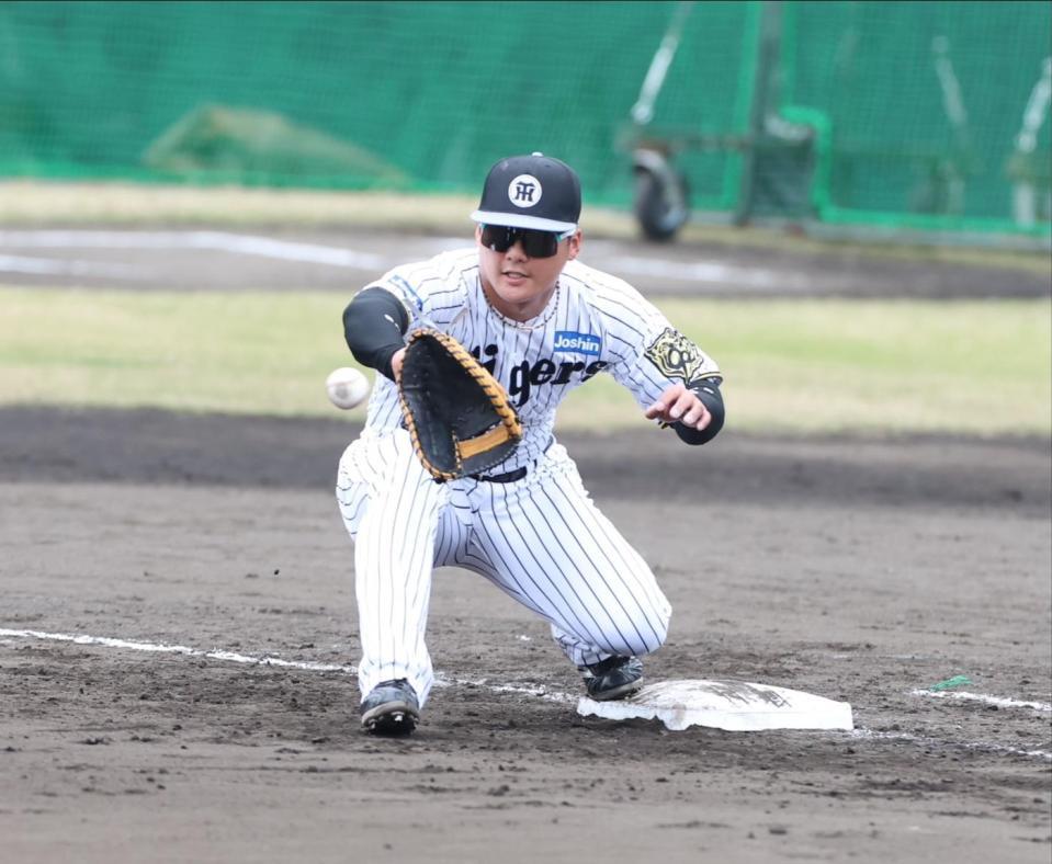　一塁でノックを受ける前川（撮影・中田匡峻）