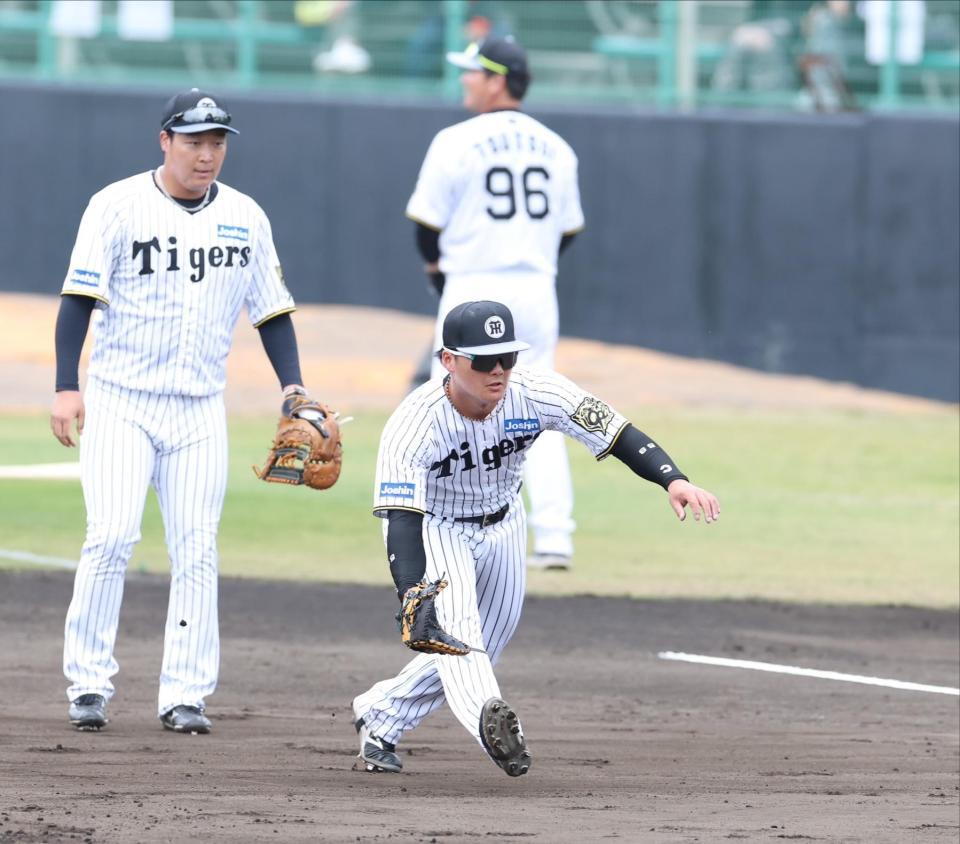 　大山（左）と一塁でノックを受ける前川（撮影・中田匡峻）
