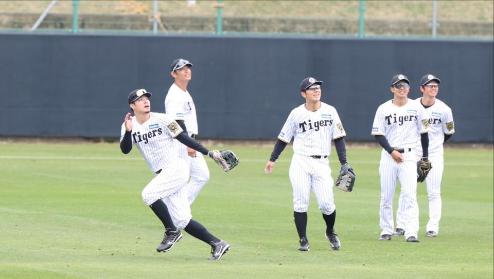 　外野でノックを受ける佐藤輝（左（撮影・中田匡峻）