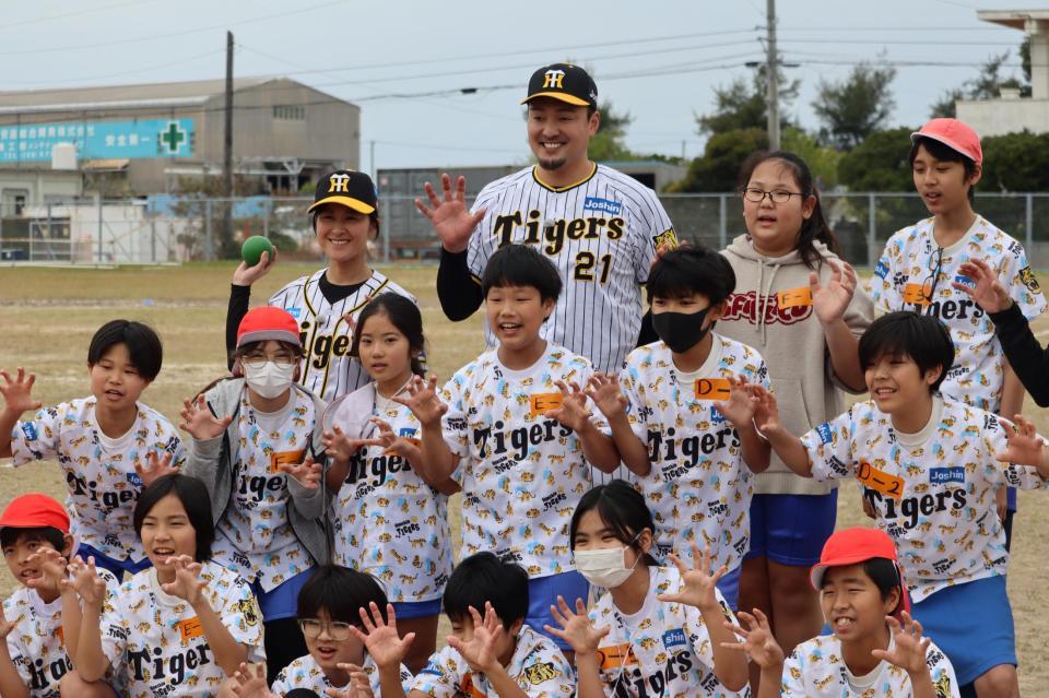 　記念撮影する秋山ＢＡ（後列左から２人目）と三浦氏（後列左端）