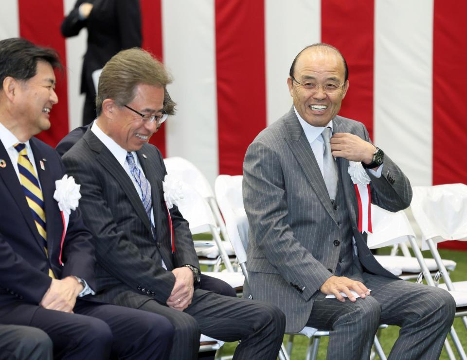 　ファーム施設竣工式に出席し、粟井球団社長（中央）と談笑する岡田彰布オーナー付顧問（右）＝撮影・立川洋一郎