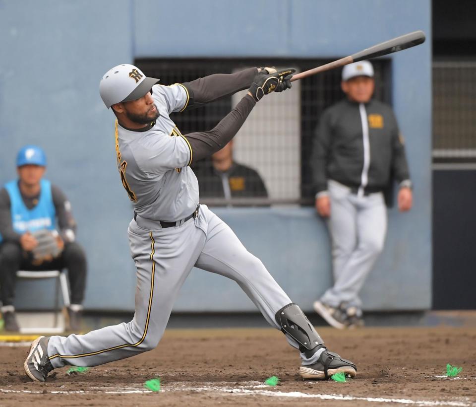 　８回、コンスエグラは左翼線に勝ち越しの適時二塁打を放つ（撮影・佐藤厚）