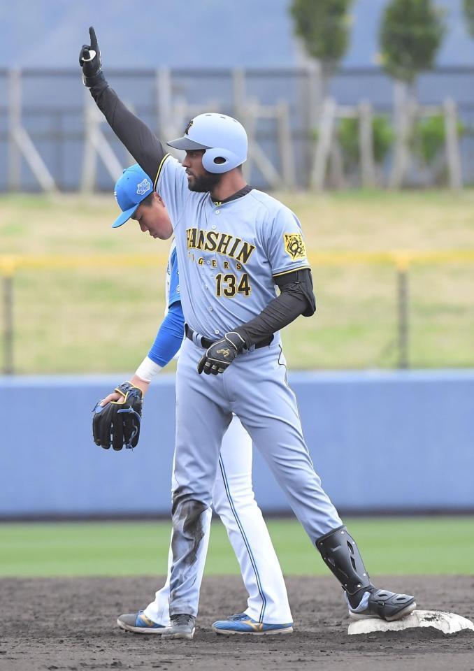 　８回、コンスエグラは左線に勝ち越しの適時二塁打を放つ（撮影・佐藤厚）