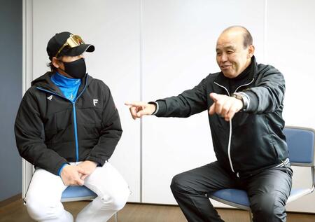 　新庄監督（左）と対談する岡田顧問（撮影・山口登）