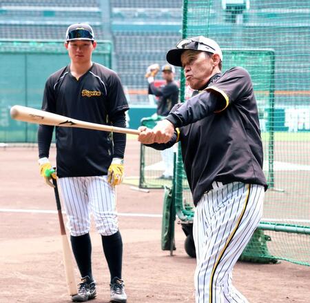 　森下に打撃指導をする岡田監督＝２０２４年６月１９日
