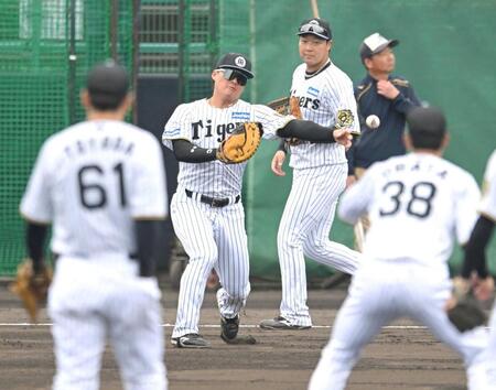　大山らと一塁の守備練習をする前川（中央）